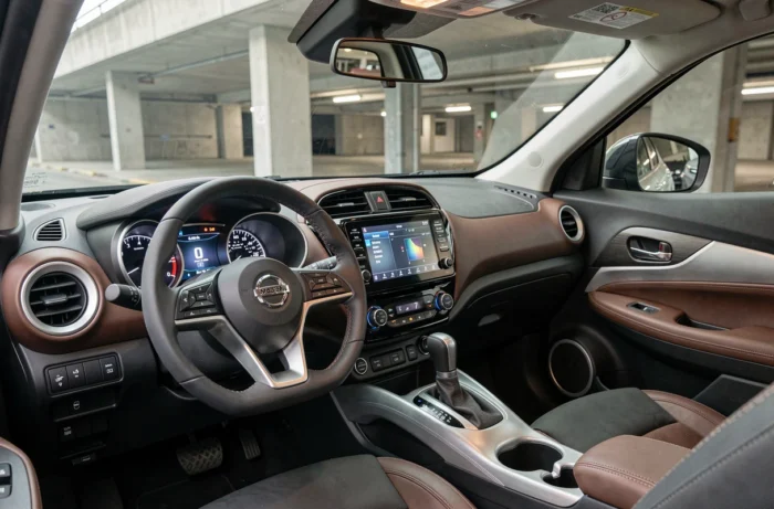 Intérieur du Nissan Juke 2026 hybride avec tableau de bord numérique et écran tactile central