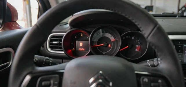 Voyant batterie qui clignote à l’arrêt sur Citroën C3 : raisons et réparations possibles Voyant batterie qui clignote à l’arrêt sur Citroën C3 : raisons et réparations possibles